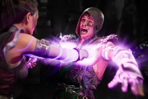 Kobieta zadaje śmiertelny cios, przebijając przeciwnika fioletową energią. To brutalny fatality w stylu Mortal Kombat.
