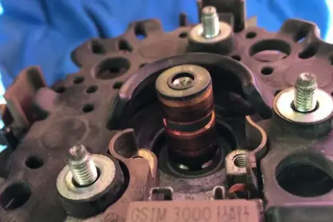 Jak łatwo i bezpiecznie wyjąć alternator w Toyota Avensis T25 – krok po kroku