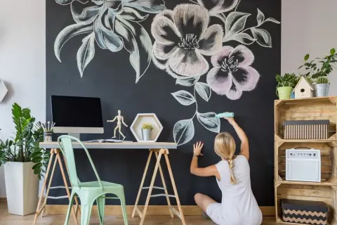 Kwiaty na ścianie: Maluj jak pro! Kompletny poradnik DIY