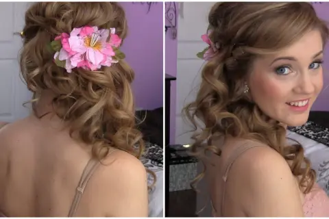 Acconciatura laterale capelli medi con boccoli morbidi e un fiore rosa.