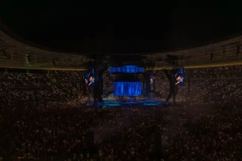 Ogromny tłum na stadionie, tysiące świateł w dłoniach, wielkie ekrany z artystą. To zapowiedź emocji z **Dawid Podsiadło koncerty 2026**!