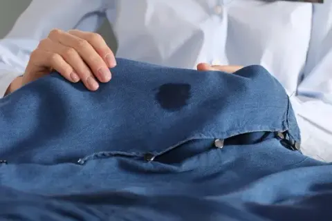 Jak usunąć klej z bluzki? Skuteczne metody na trudne plamy