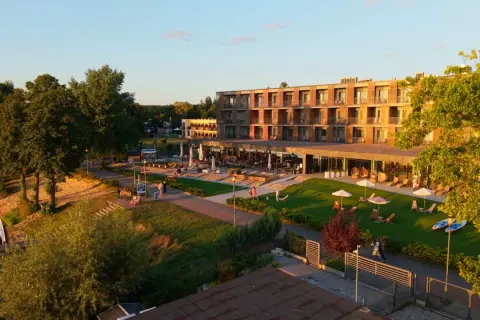 Nowoczesny hotel z widokiem na jezioro, idealny na relaks. Wiele osób chwali sobie ten obiekt, a notera hotel spa opinie potwierdzają jego wysoki standard.