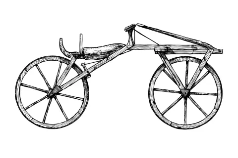 Drewniany pojazd z dwoma kołami, siodełkiem i kierownicą. Ilustracja pokazuje, jak powstał rower, czyli jego pierwotna, prymitywna forma.