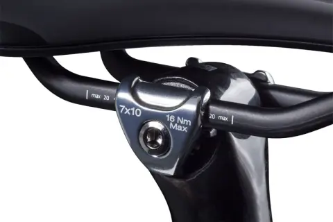 Detalle de la tija de sillín de bicicleta, con marcas de torque y medidas.