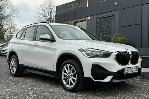 Białe BMW X1 2020 zaparkowane przed salonem samochodowym Autoborys.