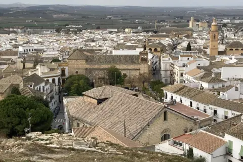 Vista panorámica de Aguadulce, con sus tejados de teja árabe y edificios blancos. Un lugar ideal para descubrir qué hacer en Aguadulce.