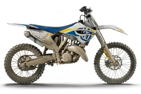Błotnisty motocykl Husqvarna TC 125, gotowy do akcji. Zastanawiasz się, ile koni ma ten potwór?