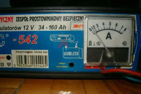 Prostownik: Jak odczytać pełne naładowanie i chronić akumulator?