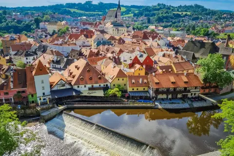 Malerische Altstadt mit roten Dächern und Fluss, ein echter Geheimtipp Tschechien Urlaub.