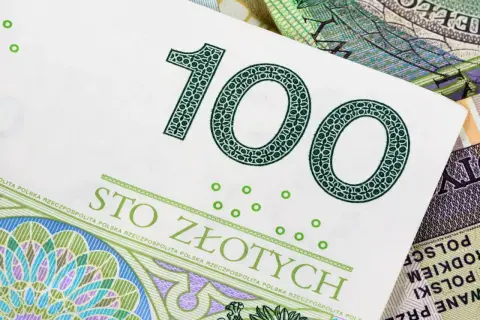 Sto złotych na polskim banknocie. Może to być kwota na podatek rolny lub inwestycję w gospodarstwo.