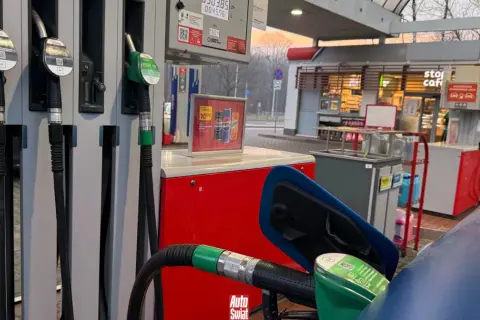 Dylemat kierowcy: ropa to benzyna czy diesel? Dostępne dystrybutory paliwa na stacji benzynowej.