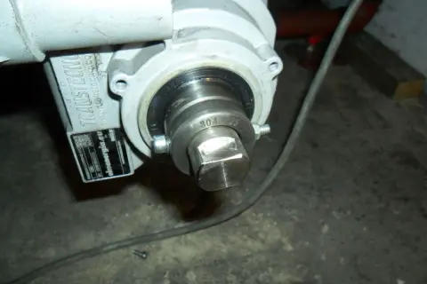 Uszkodzona zawleczka w piecu z podajnikiem. Widoczny element mechanizmu z numerem 30A 25.