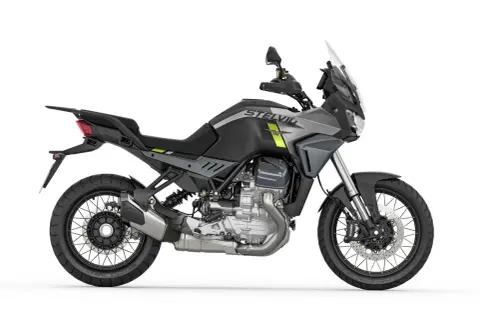 Nowy motocykl Moto Guzzi Stelvio w szarym malowaniu, gotowy na przygodę.