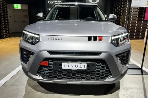 Srebrny SsangYong Tivoli z czerwonymi akcentami na grillu i zderzaku. Nowy model z nowoczesnymi światłami LED.