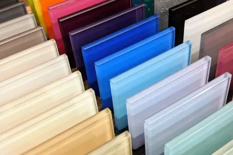 Campione di vetri colorati, con sfumature che vanno dal bianco al blu intenso, dimostrano la varietà della verniciatura vetro.