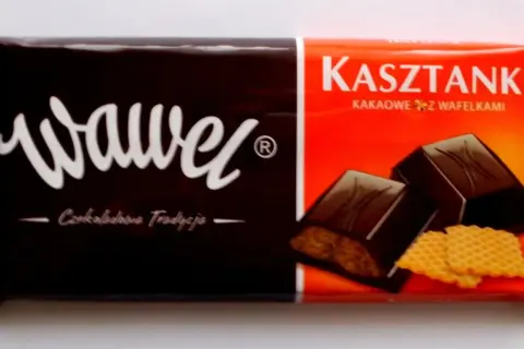 Opakowanie Wawel Kasztanki kakaowe z wafelkami, z widocznymi dwoma czekoladkami i wafelkami.