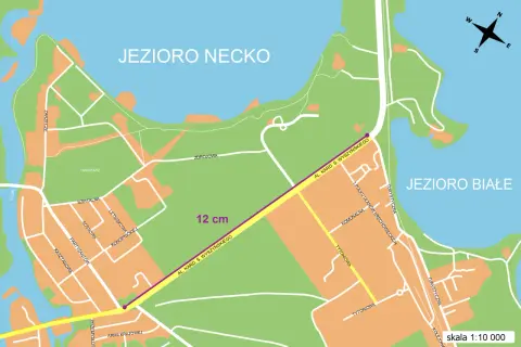 Mapa przedstawia fragment miasta z jeziorami i ulicami. Skala 1:10 000 pokazuje, że 1 cm na mapie to 100 metrów w rzeczywistości.