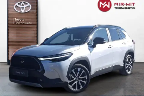 Srebrny Toyota Corolla Cross na jazdach testowych przed salonem Mir-Wit Toyota Olsztyn.