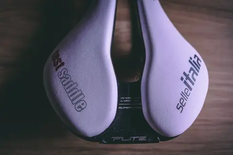 Jasne, oto propozycja:

Białe siodełko rowerowe Selle Italia Flite z napisem "test saddle" i "Superflow". Dowiedz się, jak dobrać siodełko rowerowe idealnie dopasowane do Ciebie.