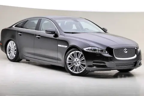 Elegancki, czarny Jaguar XJ. Czy jaguar to dobre auto? Ten model z pewnością budzi podziw swoim wyglądem i luksusem.