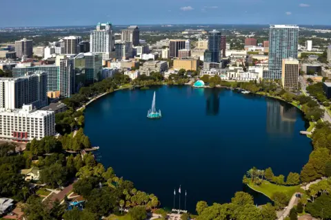 Widok na jezioro z fontanną i panoramę miasta, jednego z największych miast Florydy.