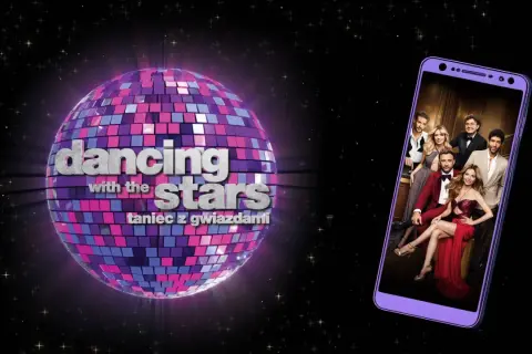 Kula dyskotekowa z napisem "Dancing with the stars" i zdjęcie uczestników na ekranie telefonu.