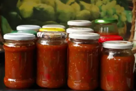 Domowy sos do spaghetti w słoikach: Jak zamknąć smak lata na zimę?