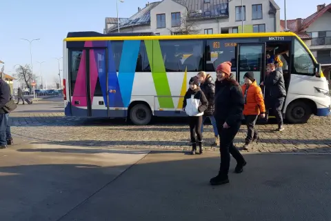 Kolorowy autobus A53 do Kalwarii Zebrzydowskiej, ludzie wysiadają.
