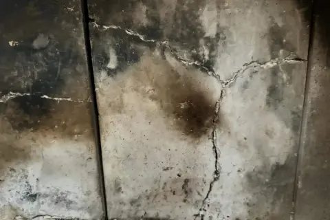 Risse im Kamin zeigen, dass man einen Ofen ohne Schamottstein heizen kann, aber mit Vorsicht.