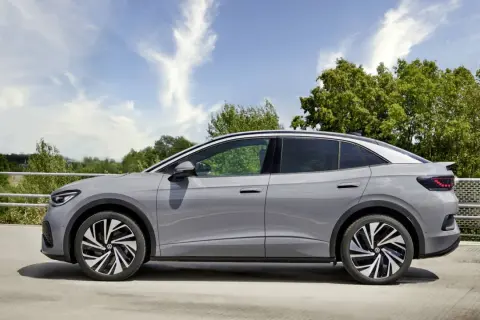 El Volkswagen ID.4, con su diseño aerodinámico, promete una gran **autonomía** para tus viajes.