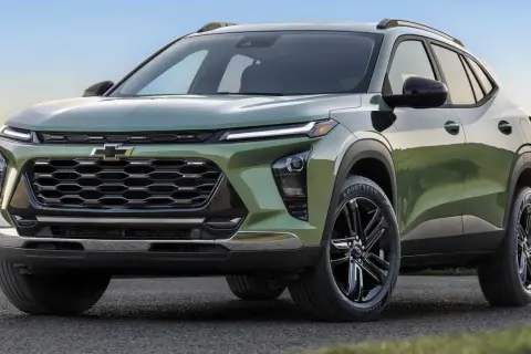 Nowy Chevrolet Trax w zielonym kolorze, z czarnymi felgami, prezentuje się dynamicznie na tle krajobrazu.