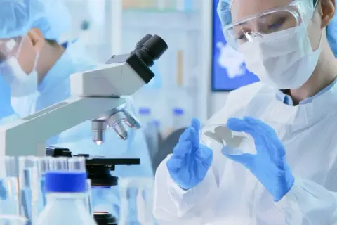 Forscher im Labor untersuchen Proben unter dem Mikroskop. Ihr **virologie studium** bringt sie der Entschlüsselung von Krankheiten näher.