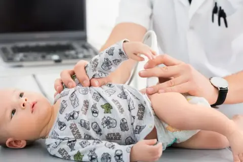 Kiedy z noworodkiem do fizjoterapeuty? Nie ignoruj tych sygnałów