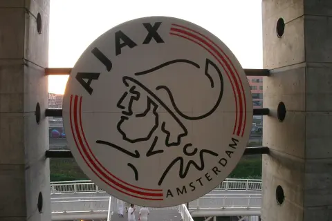 Herb Ajaxu, słynnego klubu piłkarskiego z Amsterdamu, dumnie wisi nad przejściem.