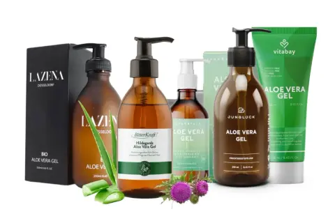 Verschiedene Flaschen und Tuben mit bio Aloe Vera Gel, darunter Marken wie Lazena, BitterKraft! und Vitabay, für Haut- und Haarpflege.