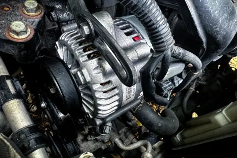 Jak działa alternator w samochodzie? Proste wyjaśnienie i najczęstsze problemy