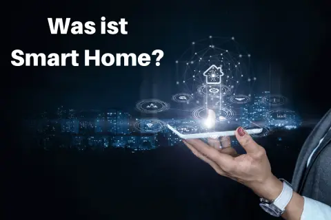Eine Hand hält ein Smartphone, das ein Netzwerk von Symbolen für intelligentes Wohnen über einer Stadt bei Nacht zeigt.