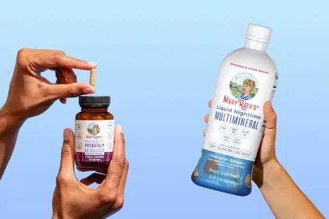 Händer håller en burk med Mary Ruth's Probiotic Prenatal och en flaska med Liquid Nighttime Multimineral. Perfekt för dig som är gravid och söker blutsaft.
