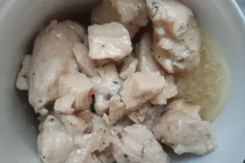 Kawałki wędzonej piersi z kurczaka w kremowym sosie, doprawione ziołami i pieprzem.