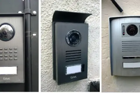 Trois visiophones Extel anciens modèles, avec caméras et claviers, installés sur des façades.