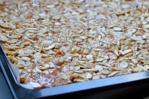 Florentiner-Rezept: knusprige Mandelsplitter in Karamell auf einem Blech. Ein süßer Genuss!