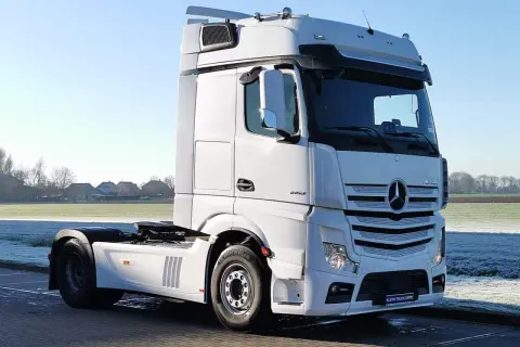 Un camion européen blanc, prêt pour de longues routes.