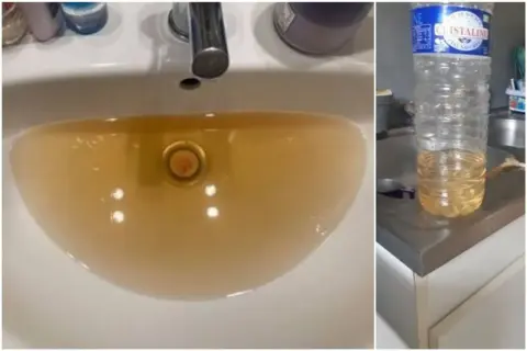 Évier rempli d'eau trouble et bouteille d'eau en plastique avec un liquide jaune. La couleur de l'eau potable est loin d'être idéale.