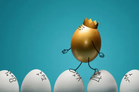 Guldägg med krona går över andra ägg med ansikten. Ett roligt sätt att illustrera ett narcissistiskt test.