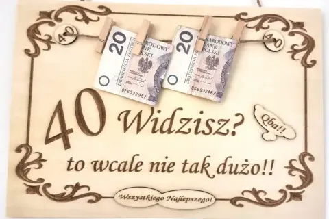 Grawer na 40 urodziny z pieniędzmi i napisem "40 Widzisz? to wcale nie tak dużo!!".