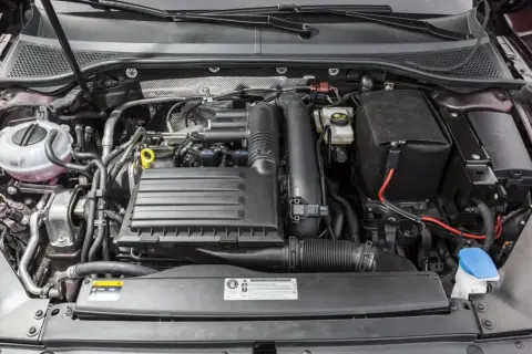 Silnik 1.4 TSI z widocznym zbiorniczkiem płynu chłodniczego, skrzynką bezpieczników i elementami układu dolotowego.