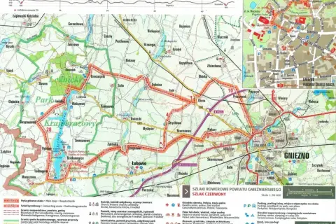 Piastowski trakt rowerowy w Gnieźnie i okolicach. Mapa szlaków rowerowych, w tym czerwonego, z zaznaczonymi atrakcjami.