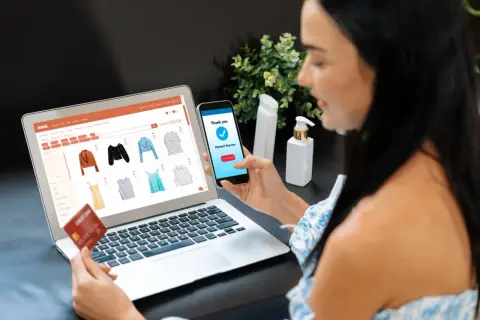 Mujer compra ropa online, confirma pago en su móvil. ¡Es legal vender sin stock si se gestiona bien!