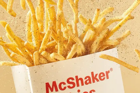 McShaker fries w McDonald's – ile kosztują duże frytki? Złociste, posypane przyprawami, unoszą się w powietrzu.